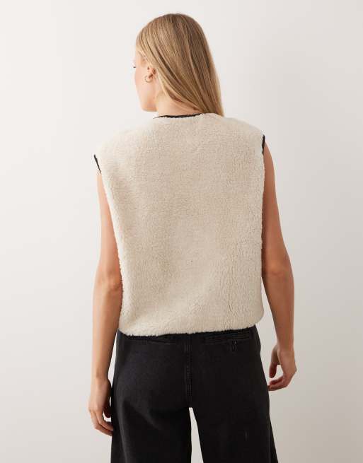 ASOS DESIGN – Gräddvit väst i teddyfleece med knäppning och kontrasterande kantband, 4 av 4