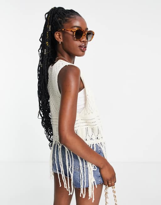 ASOS DESIGN – Gräddvit virkad ärmlös kofta för festivalen med fransar, 2 av 4