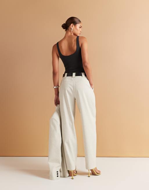 ASOS DESIGN – Gräddvita, figursydda byxor med barrelben, textur och skärp, 4 av 5