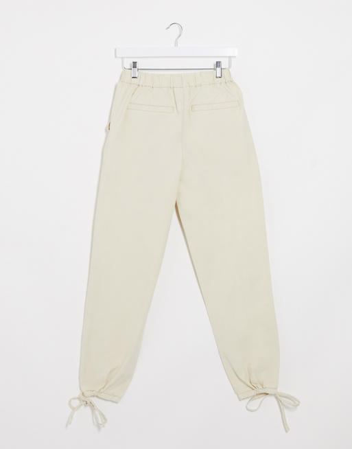 ASOS DESIGN – Gräddvita mjukisbyxor med knytning på muddarna, 2 av 4