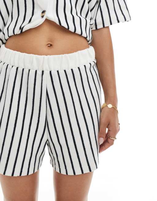 ASOS DESIGN – Gräddvita och marinblå, randiga shorts med textur, del av set, 2 av 5