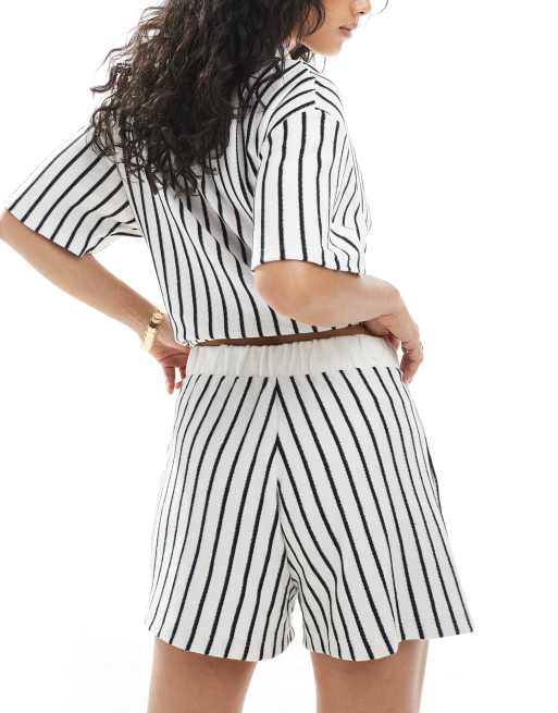 ASOS DESIGN – Gräddvita och marinblå, randiga shorts med textur, del av set, 3 av 5