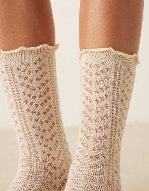 ASOS DESIGN – Gräddvita, pointellestickade ankelstrumpor med volangkanter, 3 av 3