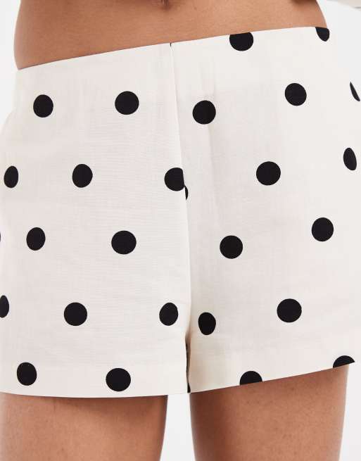 ASOS DESIGN – Gräddvita, prickiga, figurnära shorts i linnemix med hög midja, 2 av 5
