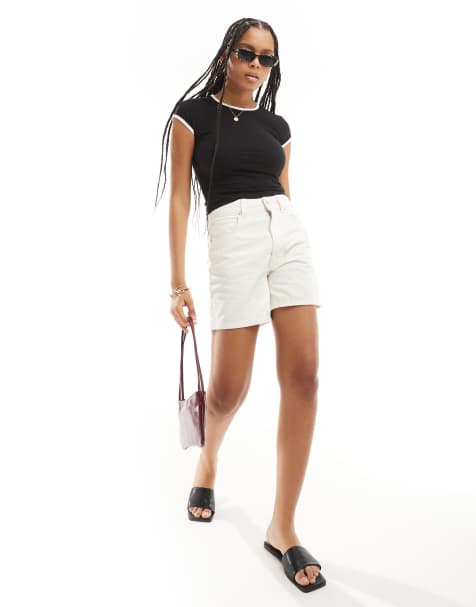 ASOS DESIGN – Gräddvita shorts i dad-modell och PU - view 1