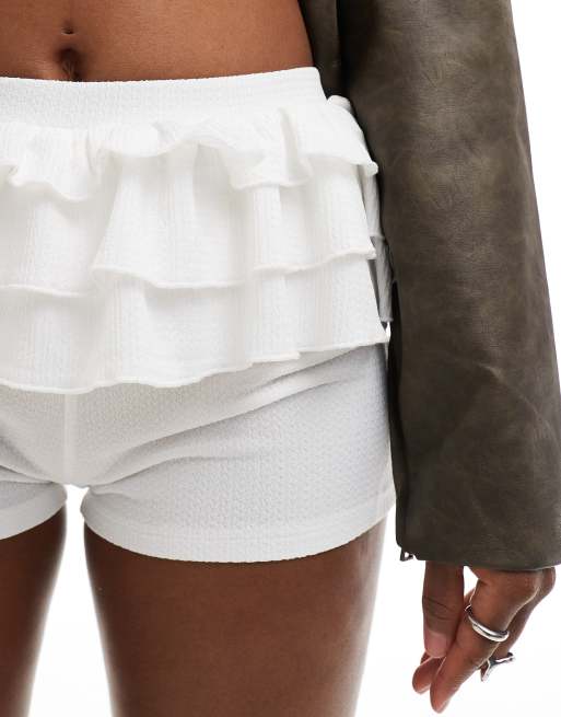 ASOS DESIGN – Gräddvita strukturerade shorts i extra kort design med volang, 2 av 5