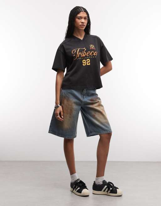 ASOS DESIGN – Grafitgrå t-shirt med v-ringning och tribeca-fotboll, 2 av 4