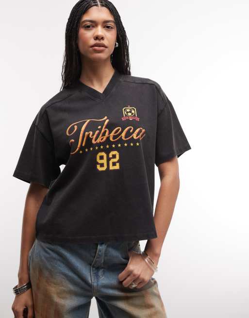ASOS DESIGN – Grafitgrå t-shirt med v-ringning och tribeca-fotboll, 3 av 4