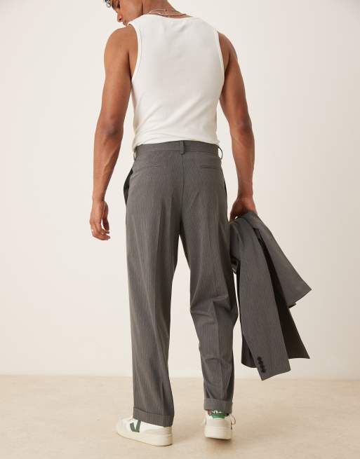 ASOS DESIGN – Grafitowe spodnie garniturowe w prążki z szerokimi nogawkami, 3 z 5