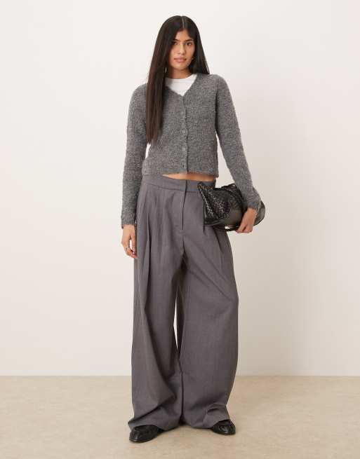 ASOS DESIGN – Grafitowy kardigan z dekoltem w szpic z dzianiny boucle, 2 z 4