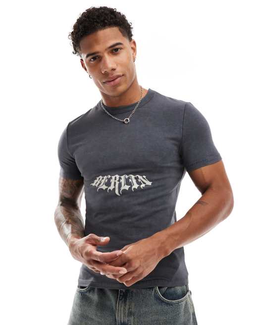 ASOS DESIGN – Grafitowy sprany T-shirt o kroju podkreślającym sylwetkę z gotyckim napisem z przodu