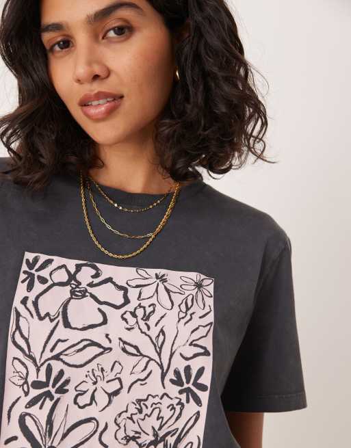 ASOS DESIGN – Grafitowy sprany T-shirt o regularnym kroju z kwiatową grafiką