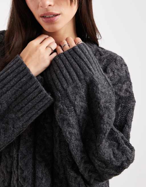 ASOS DESIGN – Grafitowy sweter oversize z okrągłym dekoltem z dzianiny o warkoczowym splocie, 3 z 4