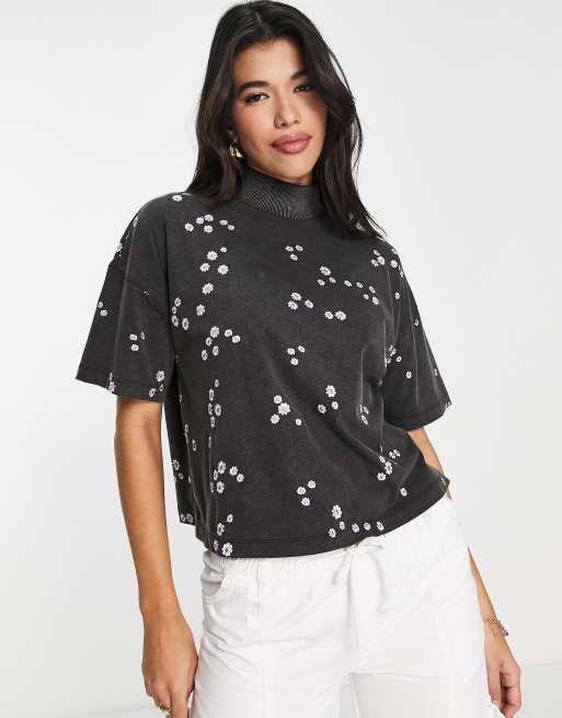 ASOS DESIGN – Grafitowy T-shirt o pudełkowym kroju z golfem we wzór w stokrotki z efektem sprania 
