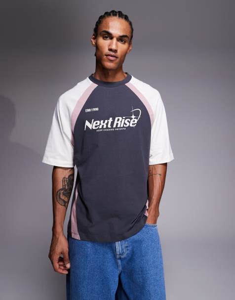 ASOS DESIGN – Grafitowy T-shirt oversize z łączonych elementów ze sportową grafiką - view 1