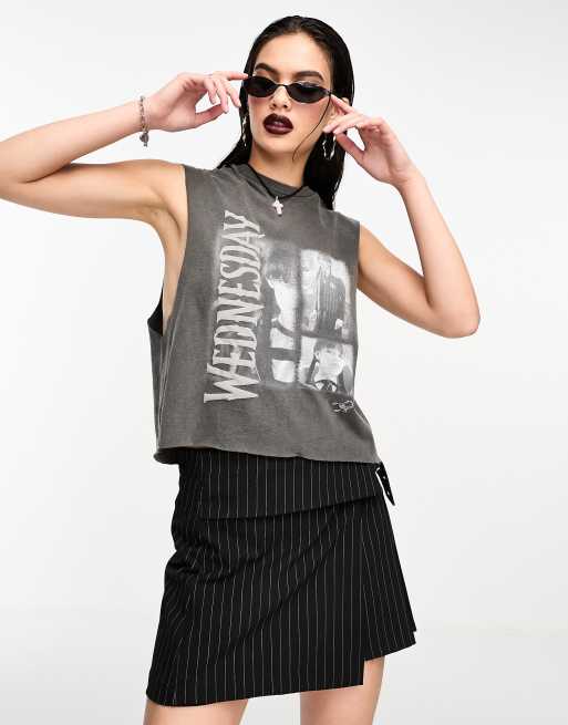ASOS DESIGN – Grafitowy top oversize bez rękawów z licencjonowaną grafiką Wednesday z rodziny Addamsów z efektem sprania