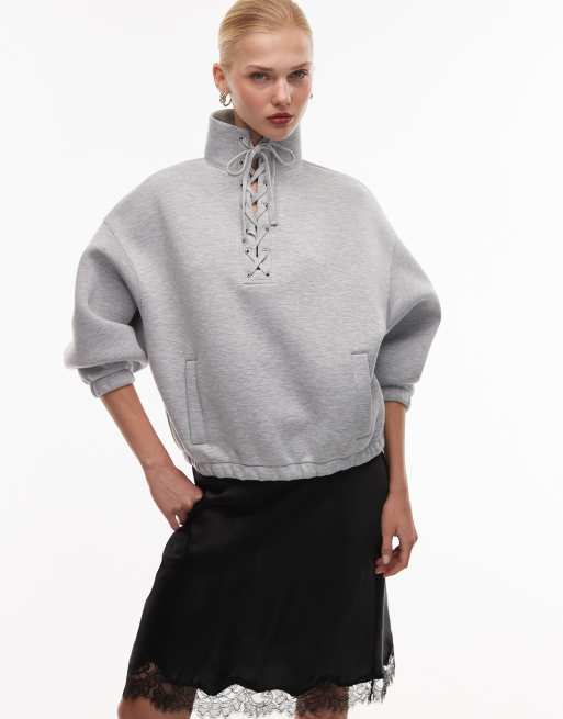 ASOS DESIGN – Gråmelerad sweatshirt i scubaliknande tyg med ståkrage och spetsdetaljer, 2 av 4
