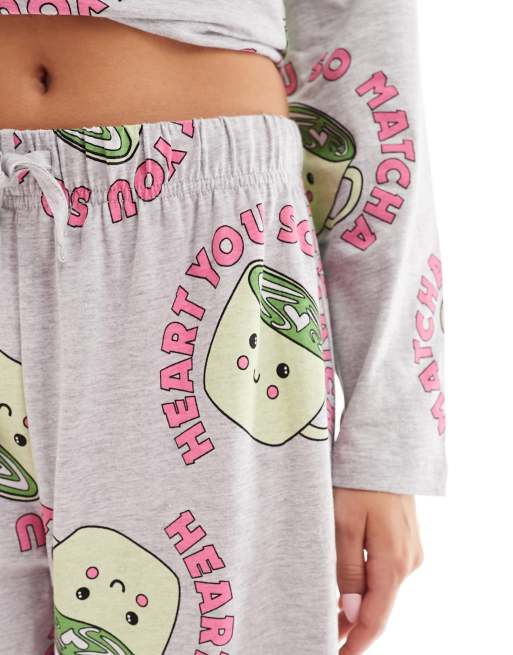 ASOS DESIGN - Gråmeleret pyjamassæt med langærmet top og bukser med matcha-grafik, 3 af 4