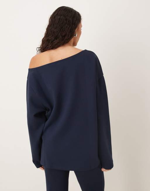 ASOS DESIGN – Granatowa bluza oversize z odsłoniętym ramieniem i szwem interlock, 2 z 4