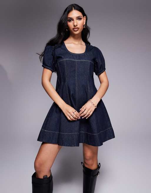 ASOS DESIGN – Granatowa jeansowa sukienka z ozdobnymi szwami