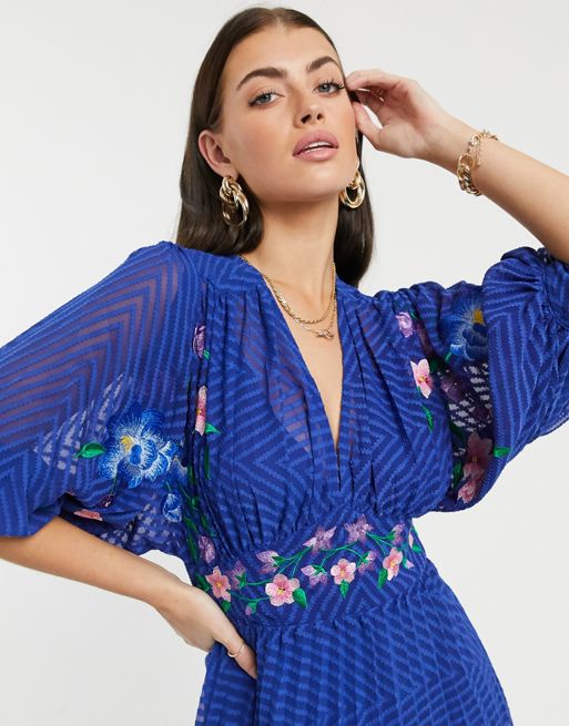 ASOS DESIGN – Granatowa, plisowana sukienka midi w zygzaki z rękawami typu  nietoperz i haftem | ASOS