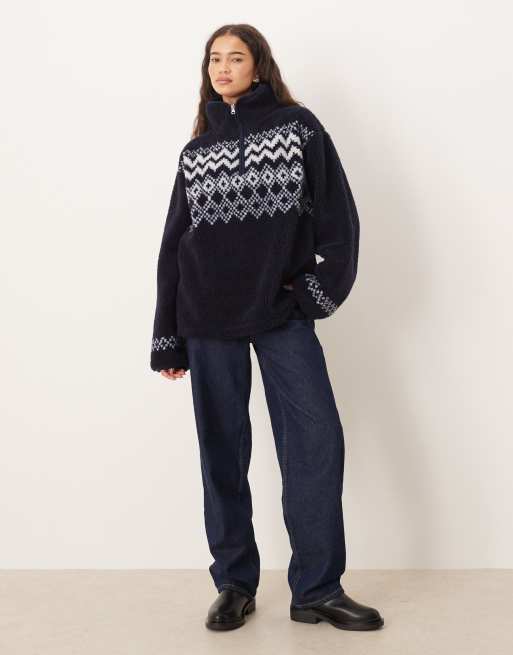 ASOS DESIGN – Granatowa polarowa bluza z kożuszka ze skandynawskim wzorem i zapięciem na zamek pod szyją, 2 z 4