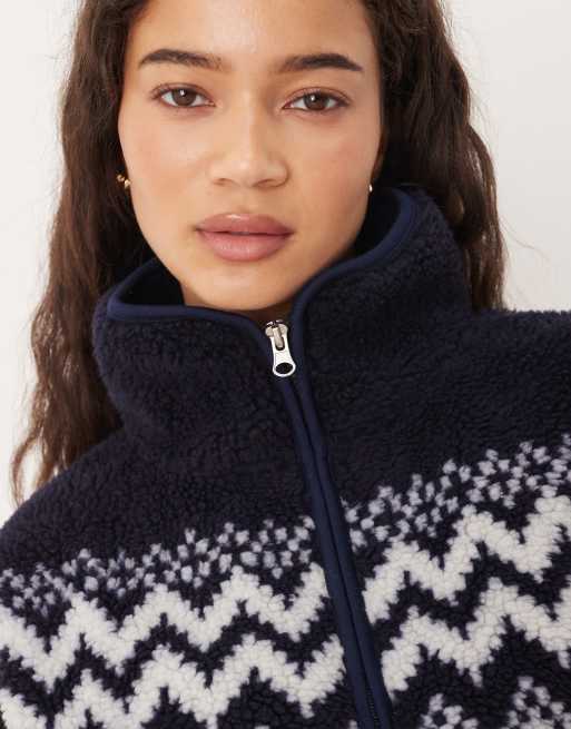 ASOS DESIGN – Granatowa polarowa bluza z kożuszka ze skandynawskim wzorem i zapięciem na zamek pod szyją, 3 z 4