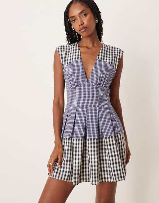 ASOS DESIGN – Granatowa rozszerzana sukienka mini z dekoltem w szpic w kontrastową kratę vichy
