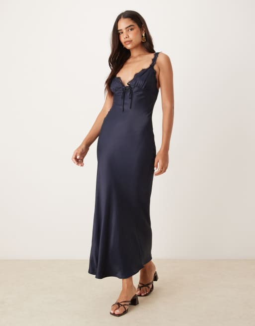 ASOS DESIGN – Granatowa, satynowa sukienka maxi na ramiączkach, z koronkowym wykończeniem