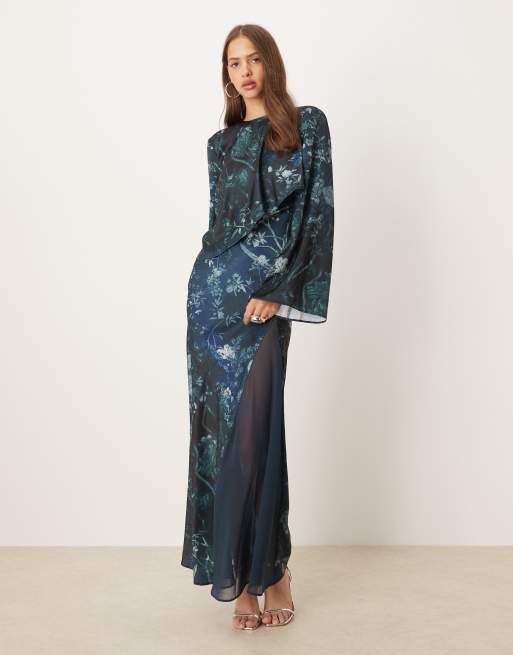 ASOS DESIGN – Granatowa satynowa sukienka maxi z długimi rękawami i pelerynką w kwiatowy wzór
