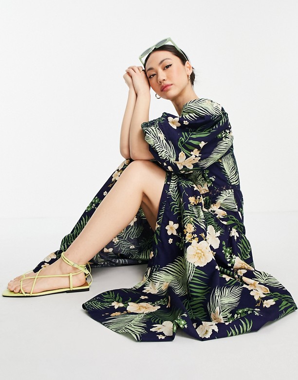 Styl Niski ASOS DESIGN – Granatowa sukienka maxi z koronkową wstawką i szczypankami w kwiatowy wzÓr Granatowy, w kwiaty