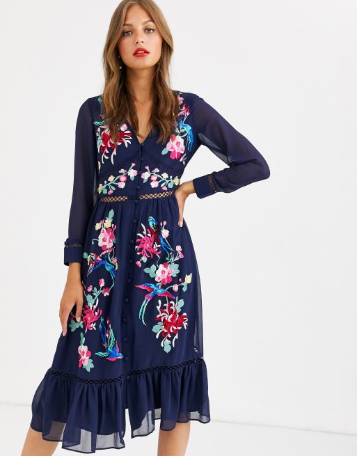 ASOS DESIGN – Granatowa sukienka midi skater z haftowanym wzorem, koronkowymi wstawkami i dołem wykończonym falbanką