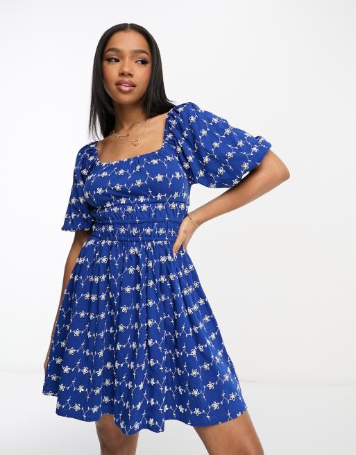ASOS DESIGN – Granatowa sukienka mini w biały wzór z dekoltem karo, marszczeniem w talii i haftem angielskim