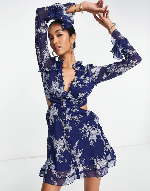 ASOS DESIGN – Granatowa sukienka mini w kwiaty z falbaną i zapięciem na guziki 