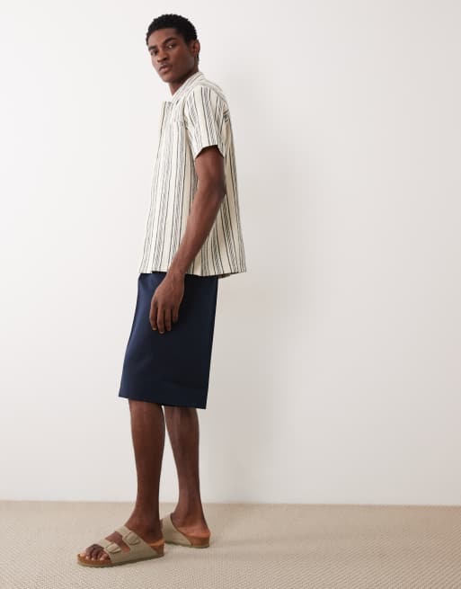 ASOS DESIGN – Granatowe dopasowane szorty bermudy oversize z zakładkami, 3 z 5