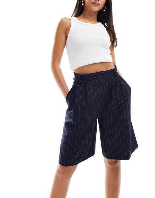 ASOS DESIGN – Granatowe eleganckie szorty o wydłużonym fasonie z wysokim stanem w prążki