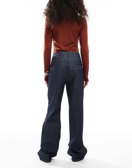 ASOS DESIGN – Granatowe jeansy z rozszerzanymi nogawkami i ozdobnym pasem, 3 z 5