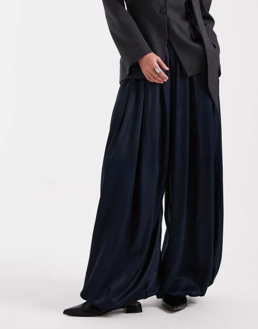 ASOS DESIGN – Granatowe satynowe spodnie z bufiastym dołem, 2 z 5