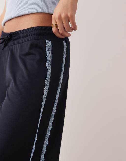 ASOS DESIGN – Granatowe trykotowe joggersy z szerokimi nogawkami i koronką, 3 z 5