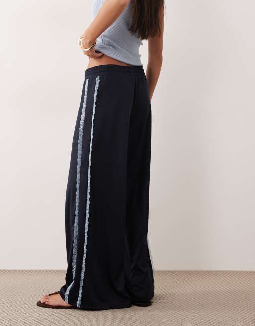 ASOS DESIGN – Granatowe trykotowe joggersy z szerokimi nogawkami i koronką, 4 z 5