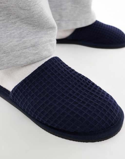 ASOS DESIGN – Granatowe wsuwane kapcie o waflowej fakturze, 3 z 4