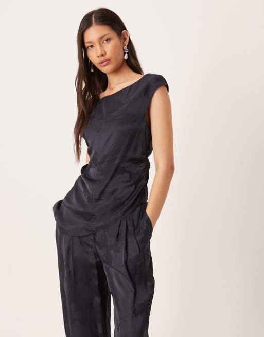 ASOS DESIGN – Granatowy satynowy zestaw z żakardowym wzorem z dopasowanym marszczonym topem i spodniami, 3 z 3