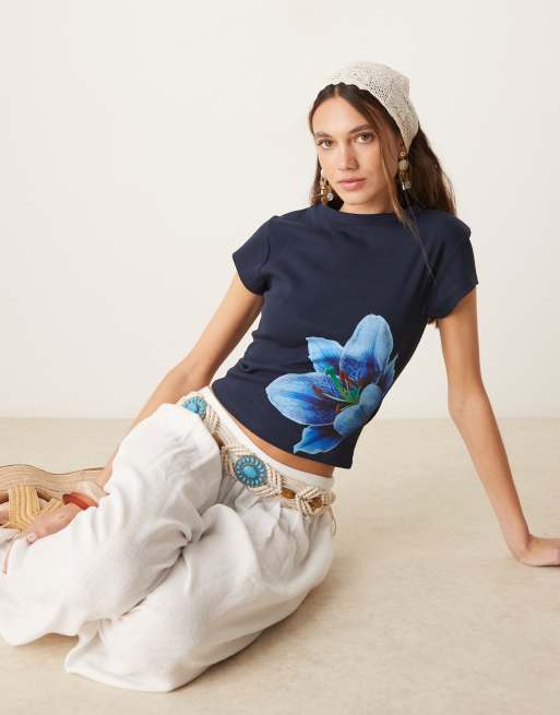 ASOS DESIGN – Granatowy krótki i dopasowany T-shirt z motywem niebieskiego kwiatka