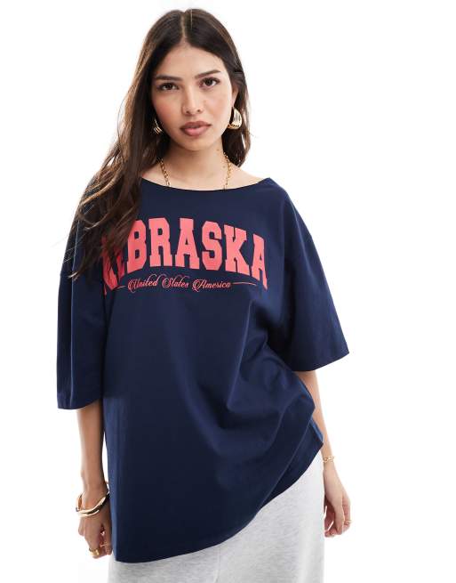 ASOS DESIGN – Granatowy T-shirt z odsłoniętym ramieniem i grafiką z napisem Nebraska