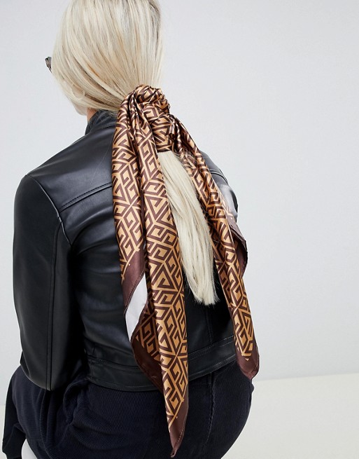 ASOS DESIGN – Grand foulard carré pour cheveux/cou en polyester satiné à imprimé monogramme