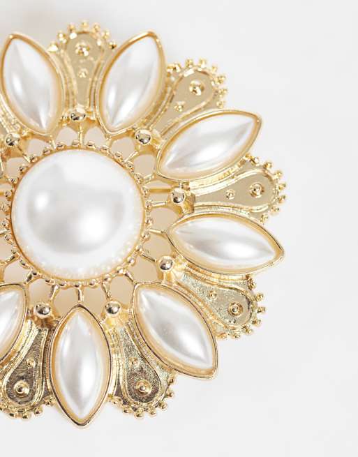 ASOS DESIGN grande broche avec fausses perles finition dorée, 2 de 3