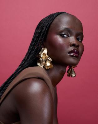 ASOS DESIGN - Grandes boucles d'oreilles fleurs - Doré brossé