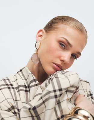 ASOS DESIGN - Grandes boucles d'oreilles pendantes en résine transparente - Doré