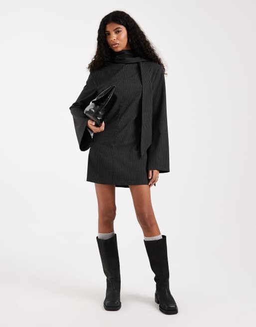 ASOS DESIGN – Grårandig, figursydd miniklänning med scarfdetalj, 2 av 4