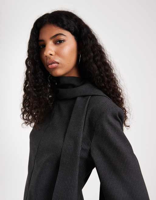 ASOS DESIGN – Grårandig, figursydd miniklänning med scarfdetalj, 3 av 4